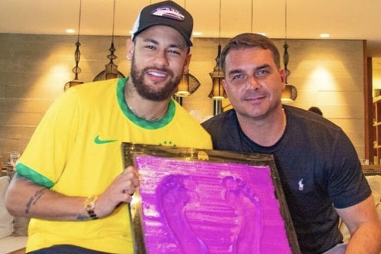 Ao lado de Flávio Bolsonaro, Neymar tira moldes para calçada do Maracanã