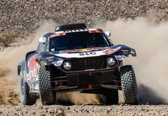 Sainz vence duelo contra Peterhansel no 1º dia do Rally Dakar e lidera nos carros