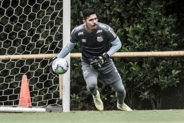 COVID-19 ‘tira’ e agora devolve titularidade a João Paulo no Santos