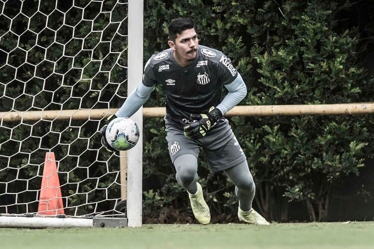 COVID-19 ‘tira’ e agora devolve titularidade a João Paulo no Santos