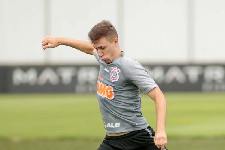 Lucas Piton passa por cirurgia e volta ao Corinthians em 6 semanas