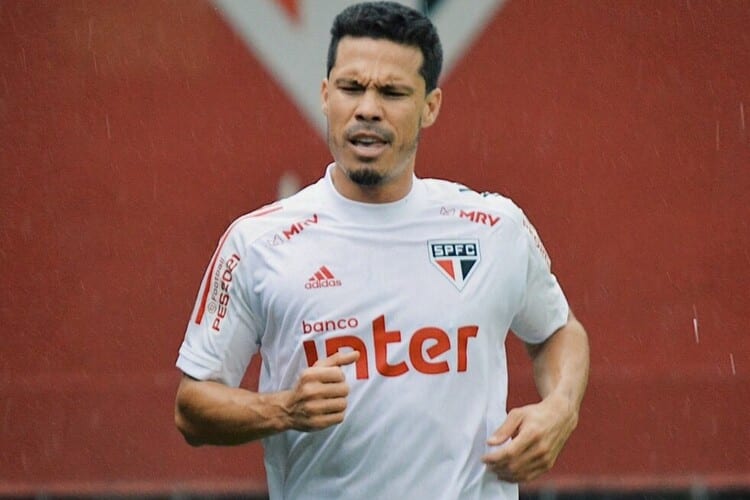 Hernanes testa positivo para a COVID-19 e vira desfalque no São Paulo