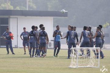 Vasco recebe o Coritiba para abrir distância da zona de rebaixamento