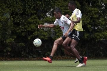 São Paulo defende 1° lugar na casa do Athletico-PR, onde não rende bem