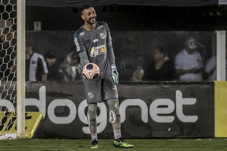 Santos tem volta de Vladimir ao gol e promete sufocar o Botafogo