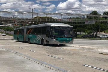 Pneu de ônibus estoura e lataria fere passageiro na Antônio Carlos, em BH
