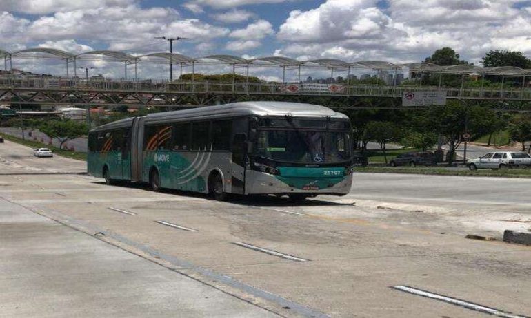 Pneu de ônibus estoura e lataria fere passageiro na Antônio Carlos, em BH