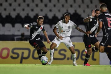 Atlético erra muito, perde para o Vasco e vê título brasileiro mais longe