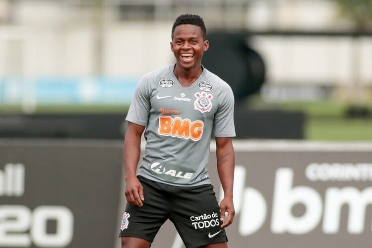 Cazares vira destaque em passes decisivos e se firma no Corinthians