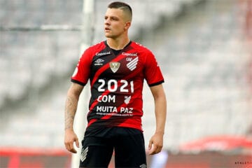 Flamengo perde para o Athletico-PR e fica mais longe do título brasileiro
