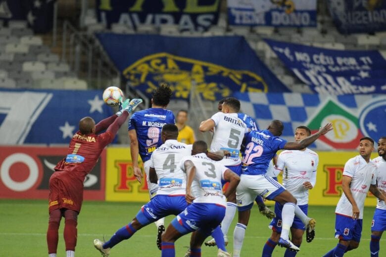 Paraná x Cruzeiro: ‘jogo para cumprir tabela’ reunirá clubes em grave crise