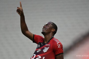 Athletico-PR bate Ceará por 2 a 0 e sobe para oitavo lugar no Brasileiro
