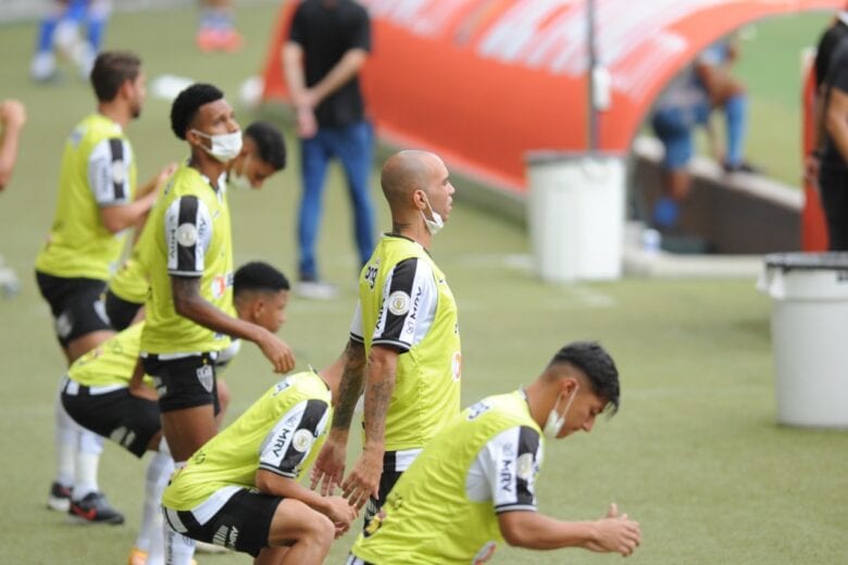 Tardelli volta a ser relacionado, mas fica no banco em vitória do Atlético