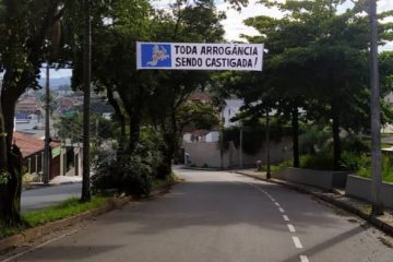 Itabira amanhece com faixas ironizando a permanência do Cruzeiro na Série B