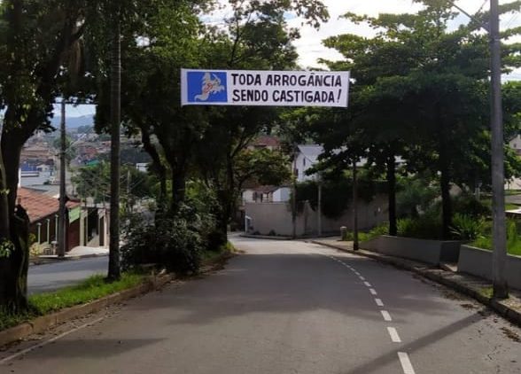 Itabira amanhece com faixas ironizando a permanência do Cruzeiro na Série B