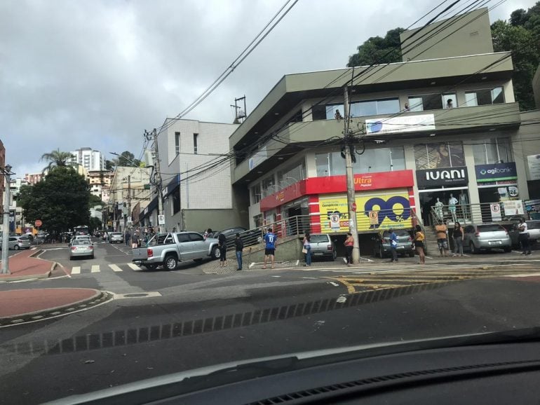 Agência da Caixa, em Itabira, registra grandes filas na manhã desta terça