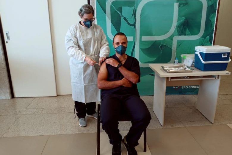 Enfermeiro de 40 anos é o primeiro vacinado em São Gonçalo do Rio Abaixo