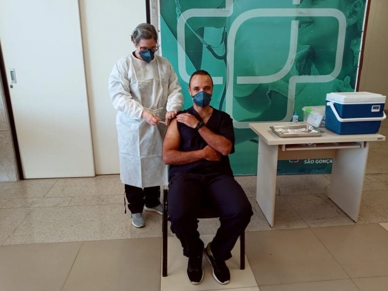 Enfermeiro de 40 anos é o primeiro vacinado em São Gonçalo do Rio Abaixo