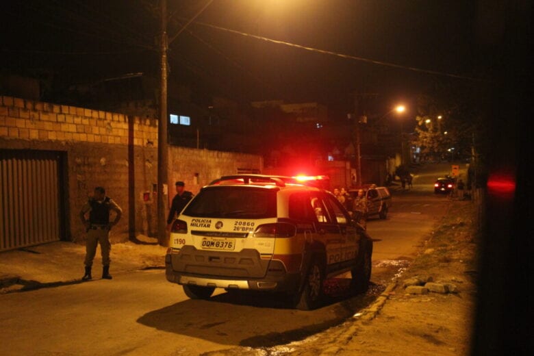 Mulher agride o marido após descobrir suposta traição