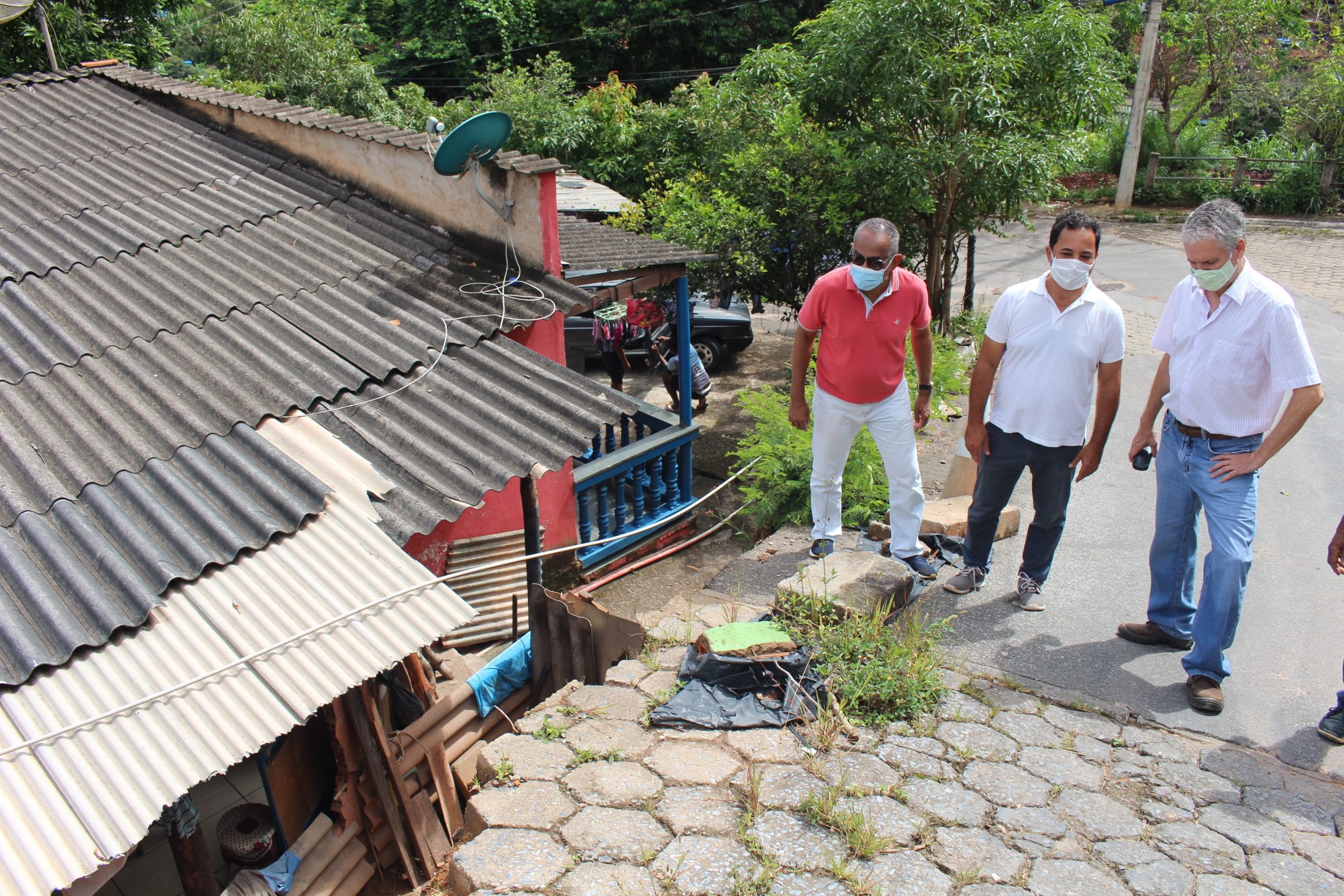 Marco Antônio Lage vai ao bairro Pedreira ver os estragos da chuva