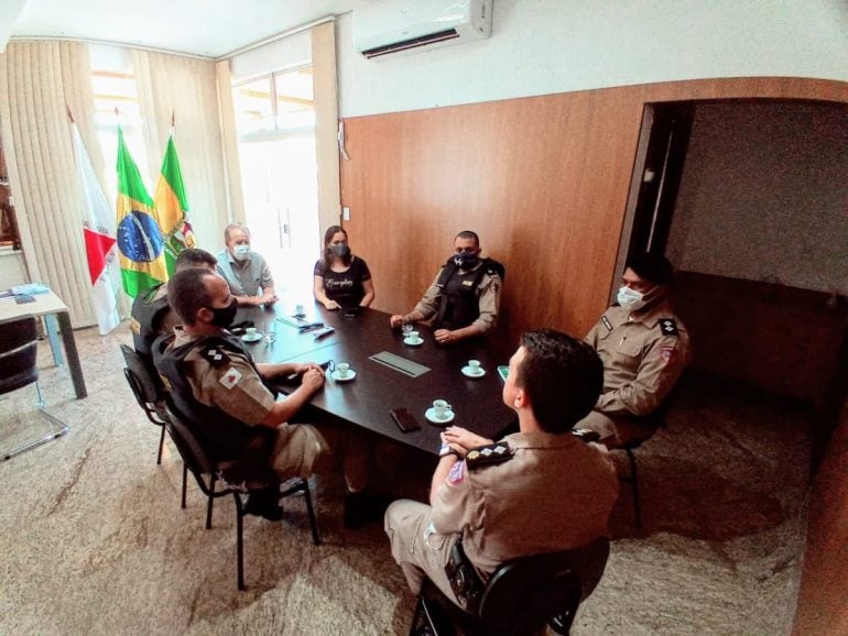 Comando da Polícia Militar de São Gonçalo do Rio Abaixo se reúne com prefeito Nozinho
