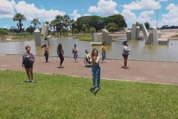 Dançarina cadeirante participa de clipe musical e revela poder da inclusão na arte