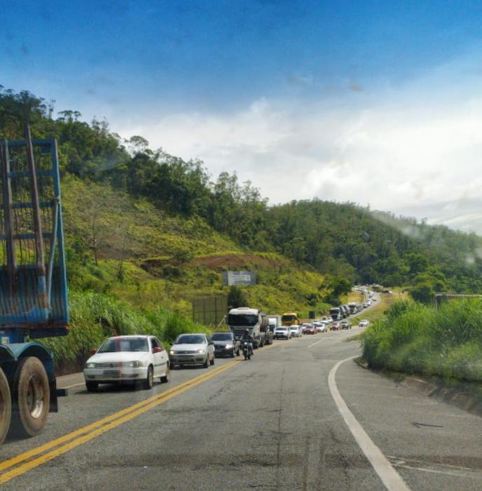 Volta do feriado com lentidão no trânsito na BR-381