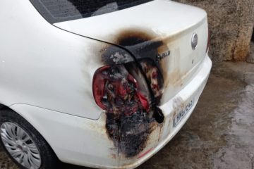 Posto de combustíveis pega fogo após raio atingir rede elétrica