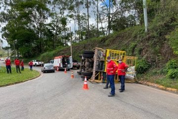 Caminhão tomba na rotatória do bairro Areão, em Itabira
