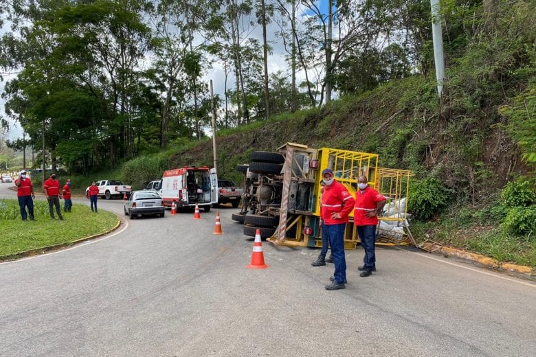 Caminhão tomba na rotatória do bairro Areão, em Itabira