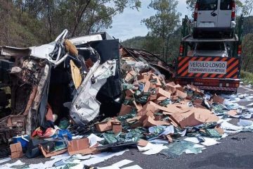 Caminhão tomba, bate em carreta e deixa BR-381 com trânsito lento em Monlevade