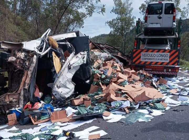 Caminhão tomba, bate em carreta e deixa BR-381 com trânsito lento em Monlevade