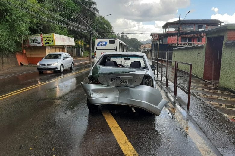 Motorista com suspeita de embriaguez provoca vários acidentes em Itabira