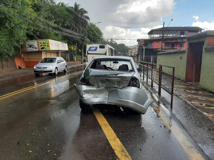 Motorista com suspeita de embriaguez provoca vários acidentes em Itabira