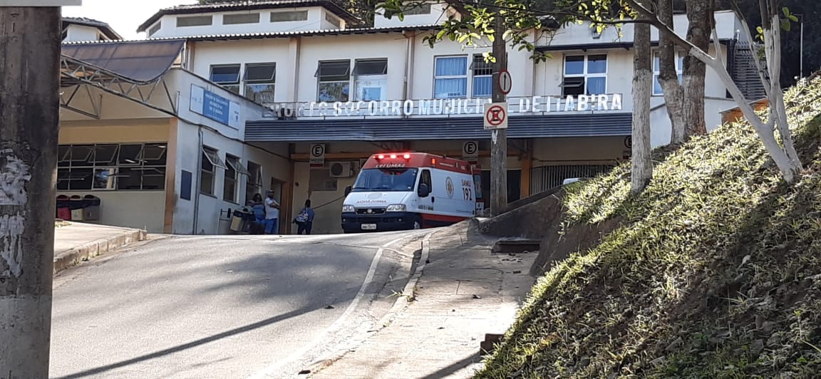 Motociclista fica ferido em acidente na avenida das Rosas