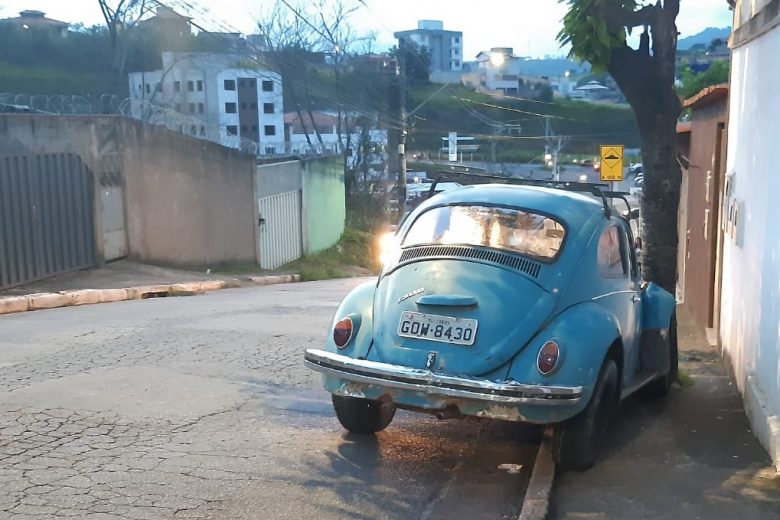 Motorista atropela mulher e bate contra uma árvore no Gabiroba