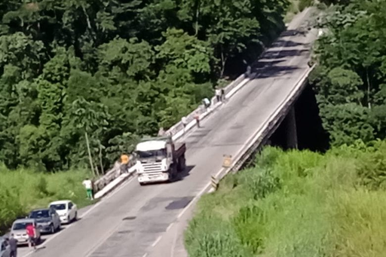 Caminhão despenca com duas pessoas da “Ponte Torta” em João Monlevade