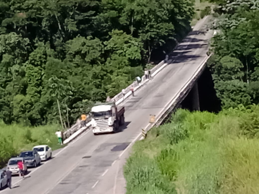 Caminhão despenca com duas pessoas da “Ponte Torta” em João Monlevade