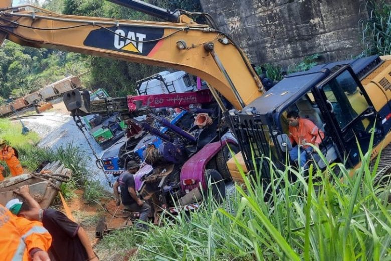 Caminhão e corpo do motorista ainda continuam no Rio Piracicaba