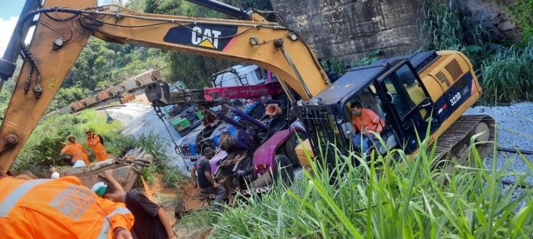 Caminhão e corpo do motorista ainda continuam no Rio Piracicaba