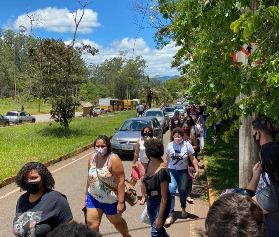 Mesmo começando mais cedo que o de costume, Enem causa aglomeração