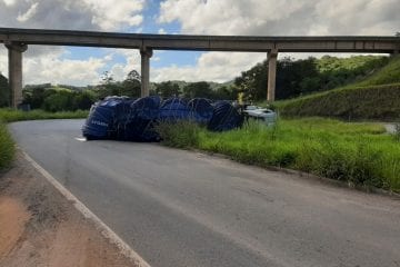 Caminhão carregado de caixas d’água tomba na MGC-120, em Itabira