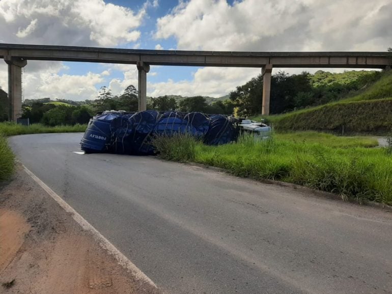 Caminhão carregado de caixas d’água tomba na MGC-120, em Itabira