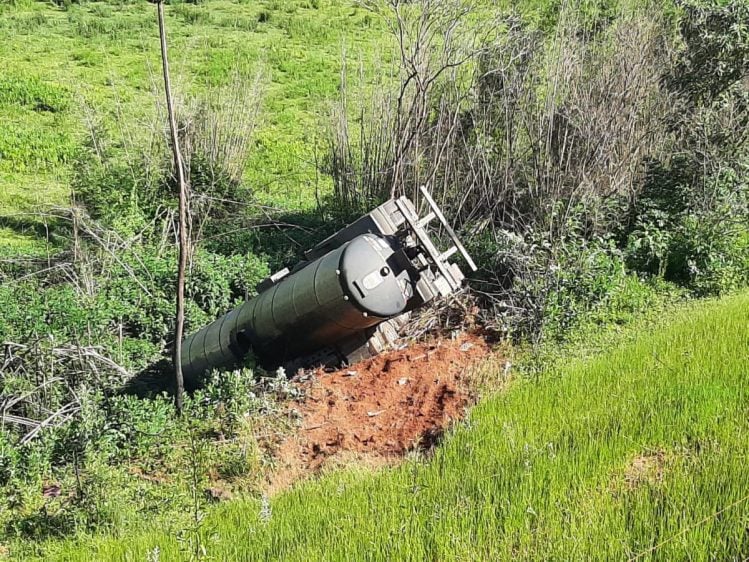 Motorista de carreta passa a noite preso às ferragens após cair em ribanceira