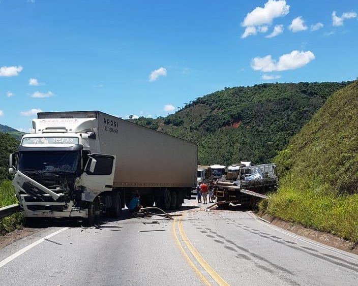 Acidente envolvendo carreta interdita rodovia MGC-120 em Nova Era