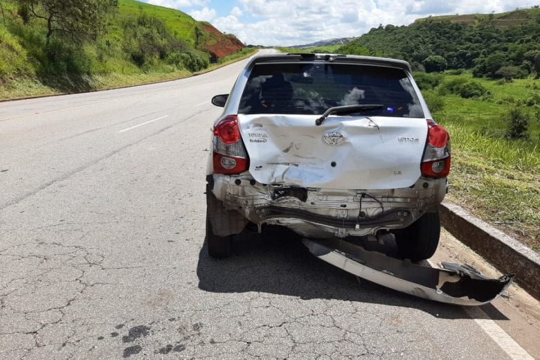 Motociclista é socorrido após bater na traseira de um carro na MG-129