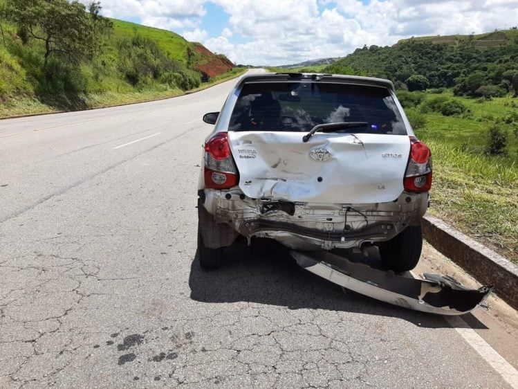 Motociclista é socorrido após bater na traseira de um carro na MG-129