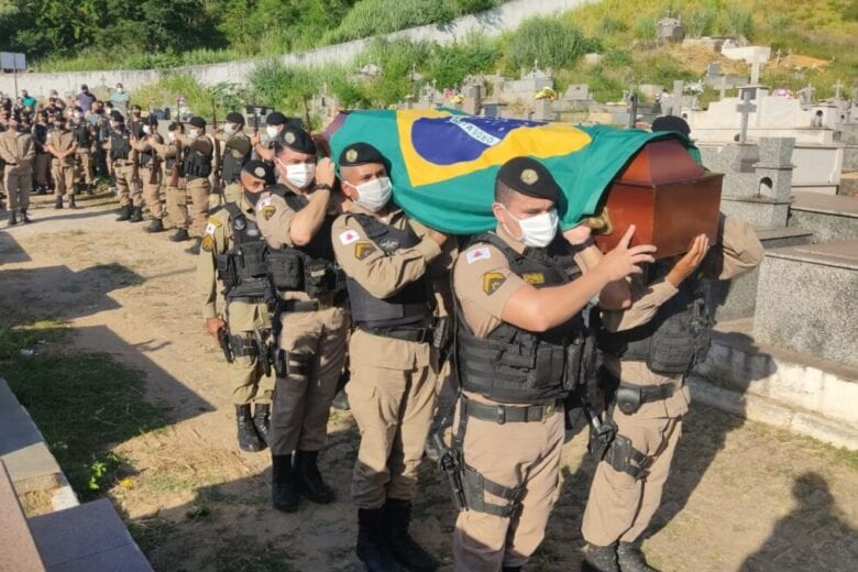 Sob forte comoção, soldado é sepultado em Timóteo