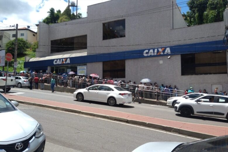 Filas voltam a se formar, usuários protestam e Caixa é multada em Itabira