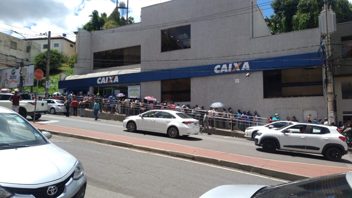 Filas voltam a se formar, usuários protestam e Caixa é multada em Itabira